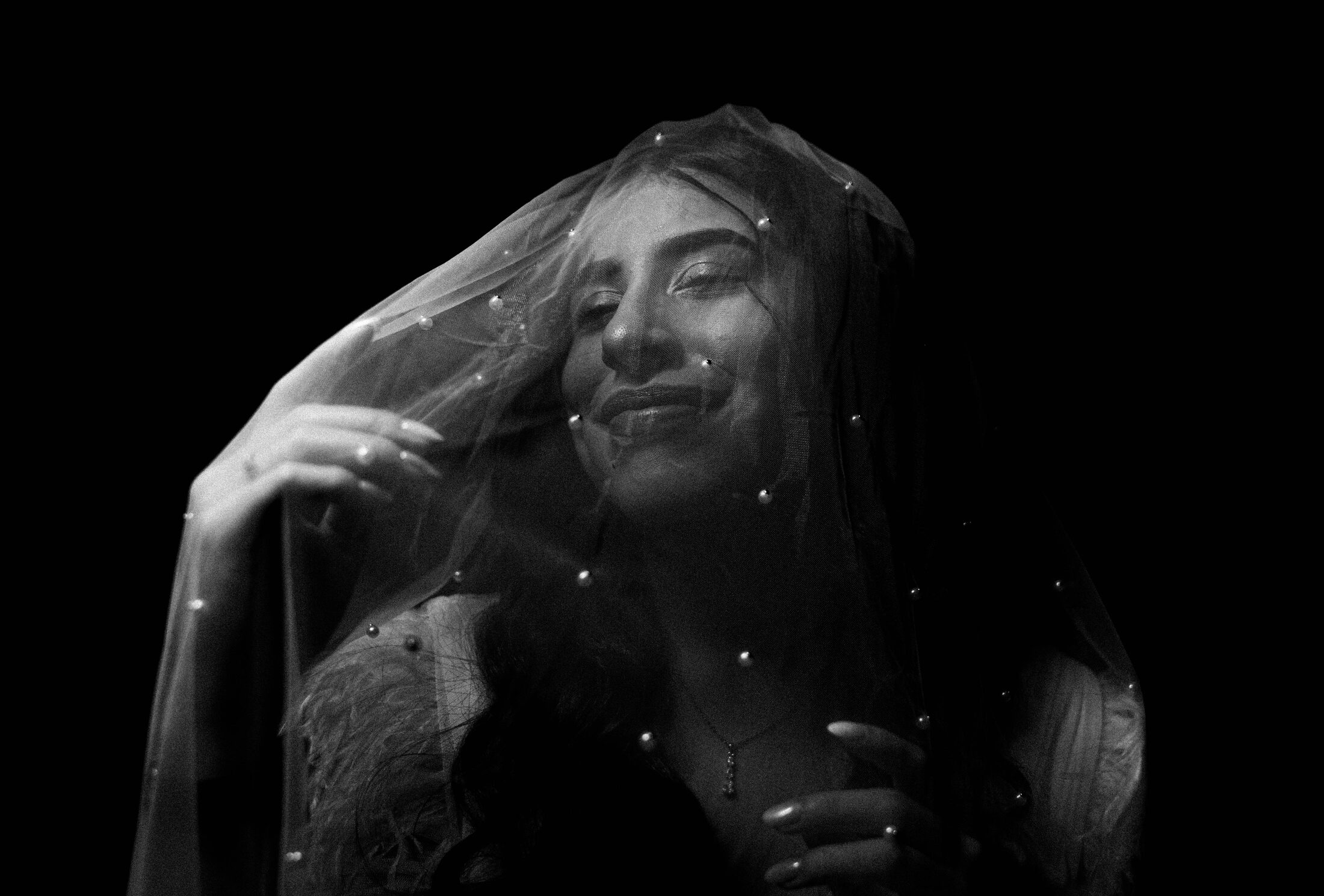 Retrato de novia con velo, luz y sombra