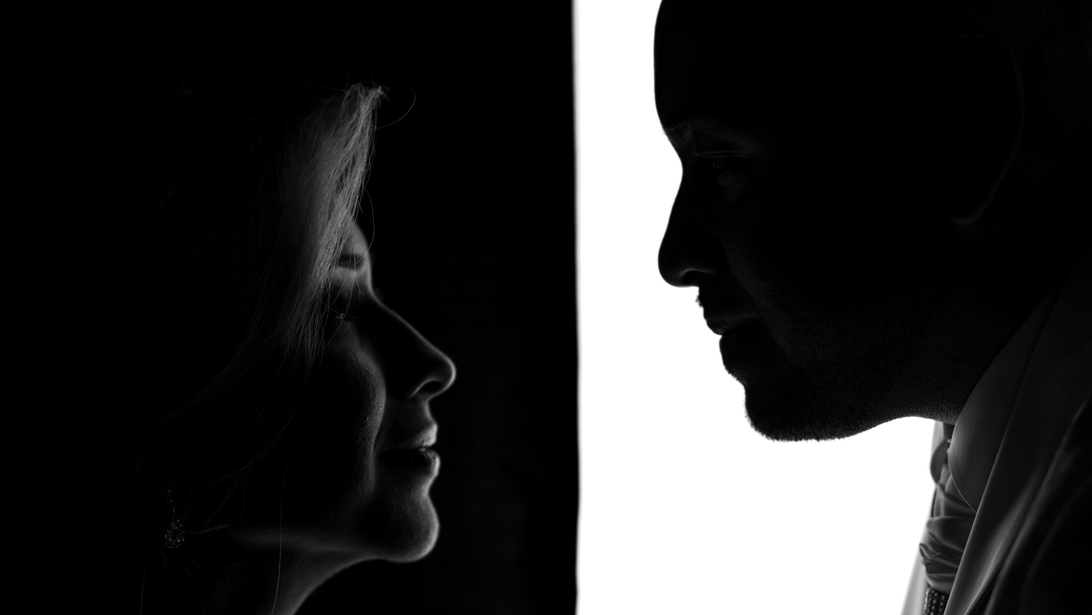 Silueta de los novios frente a frente en blanco y negro