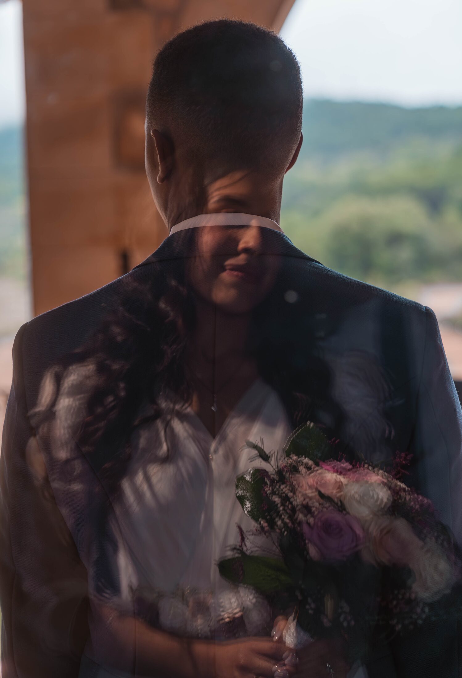 Doble exposición artística de los novios con ramo de flores