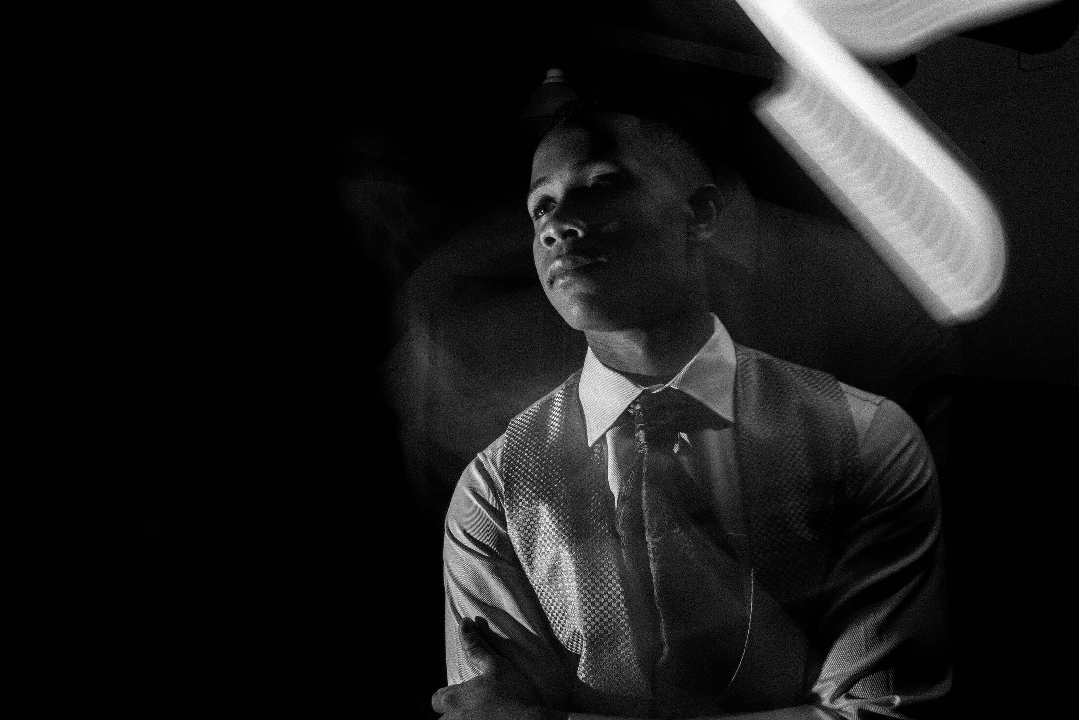 Retrato del novio con haz de luz