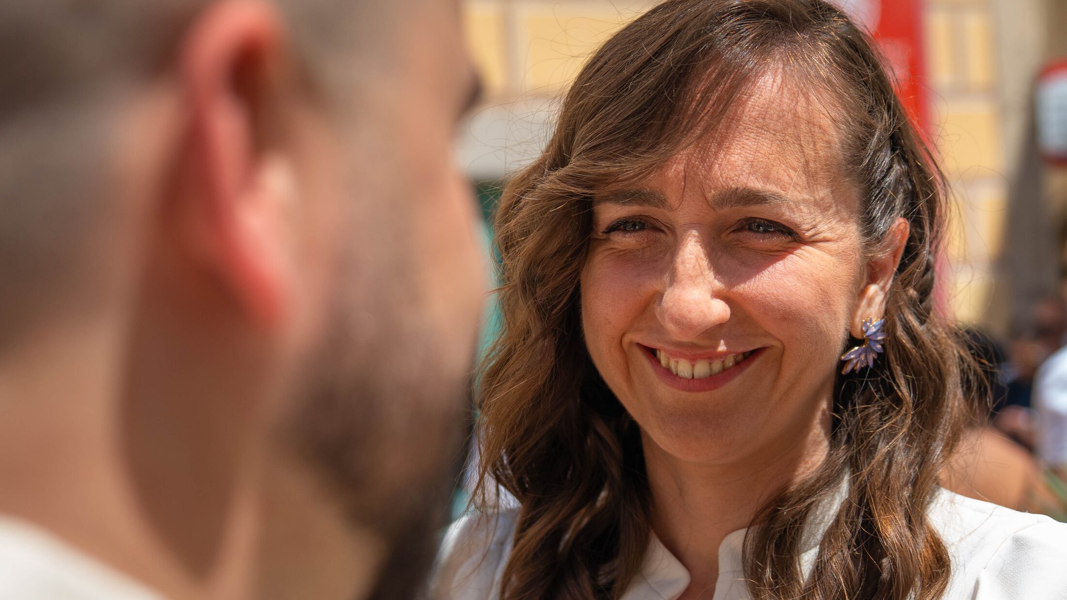 Retrato de una invitada sonriendo durante la celebración